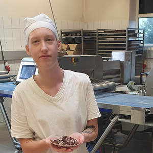 Tamara Hinteregger vom Caritas-Projekt BACKma's in Wels mit den Brotkeksen