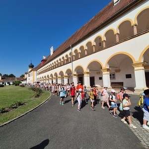 Unsere Volksschüler im Stift Reichersberg