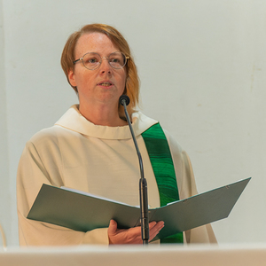 Bild: Bernadette Hackl beim Gottesdienst am Samstag Abend anlässlich ihres Abschieds von der beruflichen Tätigkeit in der Pfarre Kirchdorf an der Krems 