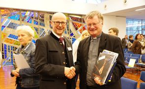 Bischof Dr. Manfred Scheuer (r.) mit dem Leiter des Katholischen Bildungswerks OÖ, Dr. Christian Pichler