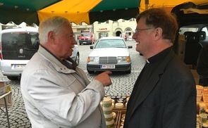 Bischof Manfred Scheuer am Gmundner Wochenmarkt