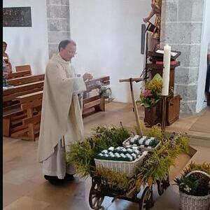 P. Anselm segnet das Kräutersalz