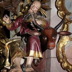 Am Kanzelkorb einer der vier Evangelisten: Matthäus (Attribut fehlt), Markus mit Löwen, Lukas mit Stier, Johannes mit Buch und Kelch;