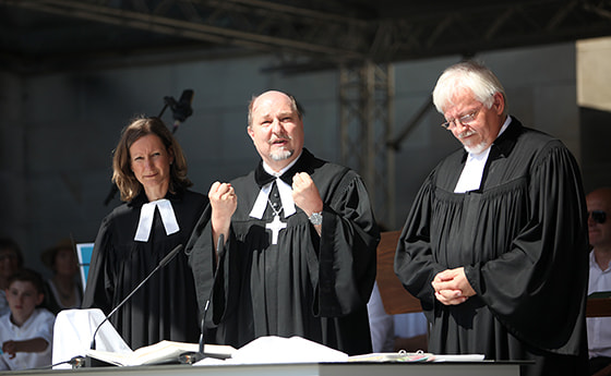 V. l.: Pfarrerin Katharina Hagmüller, Superintendent Gerold Lehner und Pfarrer Günther Wagner bei der Begrüßung am Beginn des Gottesdienstes