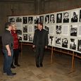 André Vogel (Friedensbibliothek Berlin), Jägerstätter-Biografin Erna Putz und Bischof Manfred Scheuer vor den Ausstellungstafeln zu Franz Jägerstätter.