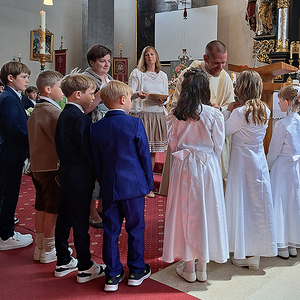 Die Schüler:innen bekommen zur Erinnerung ein Kreuz