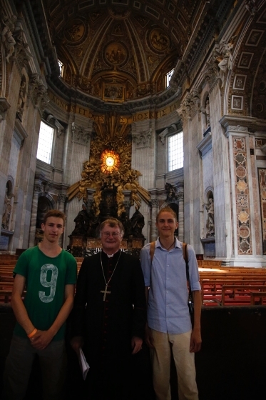 Bischof Manfred Scheuer mit zwei Schülern aus dem Petrinum im Petersdom.