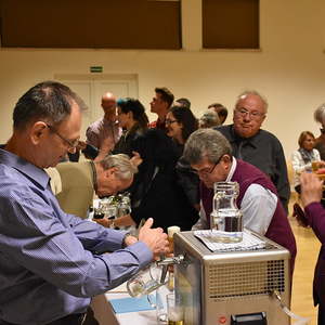 gesegnete Speisen werden verzehrt