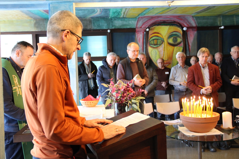 Hans Georg Pointner liest einen Friedenstext vor