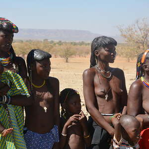 Semba Frauen und Kinder in Original Tracht