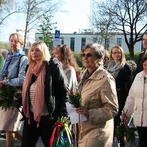 Palmweihe vor der Kirche