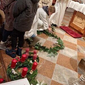 mit Adventkranzsegnung