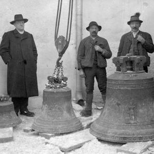 Pfarrer Ruhsam musste 1917 zuerst drei, dann noch zwei Glocken abliefern, eine blieb. 1920 kamen zwei Glocken von der Saline, 1925 und 1926 weitere drei, da waren's wieder sechs.