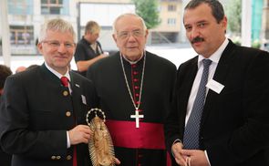V. l.: Caritas-OÖ-Direktor Franz Kehrer, Bischof em. Maximilian Aichern und Andras Marton, Direktor Caritas Alba Iulia.