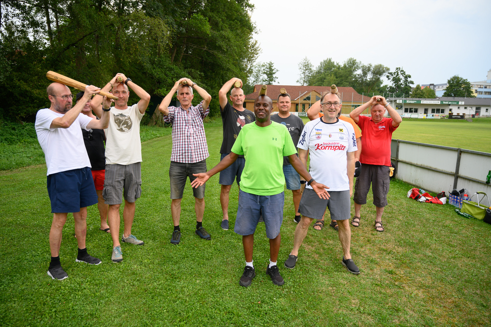Die Männer der KMB St. Marien tragen den Holzkniddel am Kopf