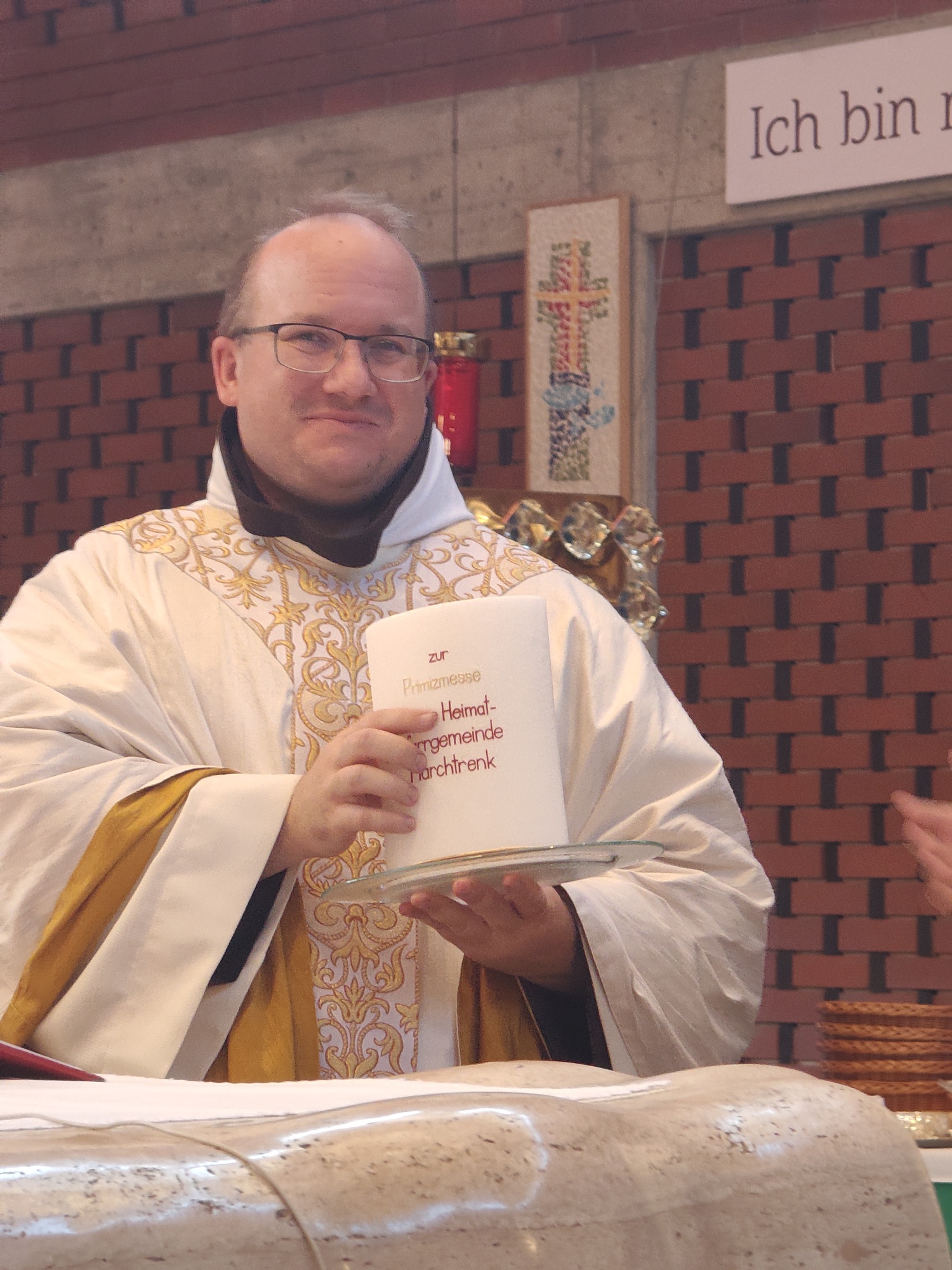 P. Adam vor dem Altar
