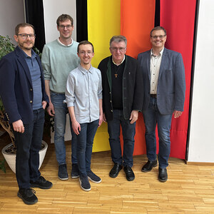 Pfarrlicher Pastoralrats-Vorsitzender Jonas Rameder (Mitte) mit Mag. Markus Prader (2.v.l) und dem Pfarrvorstand der Pfarre Perg
