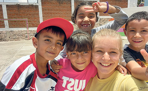 Viktoria Waldenberger mit Kindern in Mexiko, mit denen sie singt, spielt und tanzt.