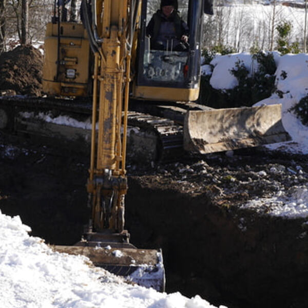 Baggerungsarbeiten im Friedhof