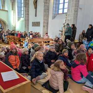 Aufmerksam hören die Kinder beim Evangelium zu