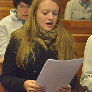 Stimmungsvoller Abendgottesdienst mit Taizé-LiedernGesänge, die Einfachheit ausstrahlen und zur Ruhe kommen lassen, das sind die Lieder der französischen Taizé-Gemeinschaft. Etwas von dieser Atmosphäre wurde bei der Sonntag-Vorabendmesse in Kirchdor