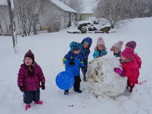 Wir genießen den Schnee im Garten!