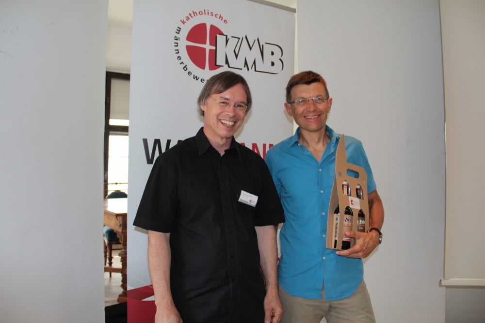 Obmann Bernhard Steiner und  Alois Giglleitner mit dem für das Projekt 'Pro Mariendom' gebrauten KMB-Bier