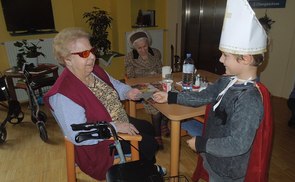 Besuch im Seniorenwohnheim