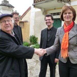 Prof. Balduin Sulzer wird begrüßt von Frau Pauline Auer