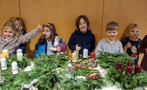 Pfarrgemeinde Timelkam: Kinder banden Adventkränze