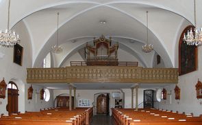 Die Pfarrkirche Kreuzerhöhung, Heiligenkreuz, Micheldorf in Oberösterreich, steht unter Denkmalschutz. Innenansicht mit Orgel.