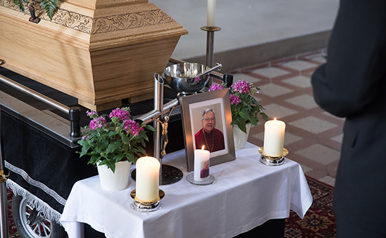 Requiem für Prälat Ahammer / © Diözese Linz, Wakolbinger Abschied am Sarg von Prälat Mag. Josef Ahammers.