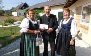 Goldhaubenfrauen spendeten zwei Friedhof-Granitgrander