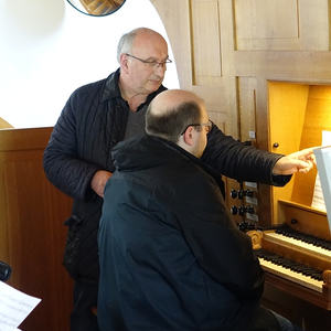 Wolfgang Kreuzhuber mit Teilnehmer beim Ökumenischen Orgelseminar in Rutzenmoos