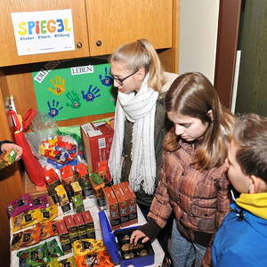 Unsere Firmlinge verkaufen FairTrade Ware aus der 3. Welt