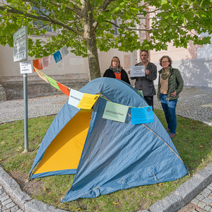 Sichtbarer Hinweis zum Tag der Flucht am Kirchenplatz in Kirchdorf an der Krems