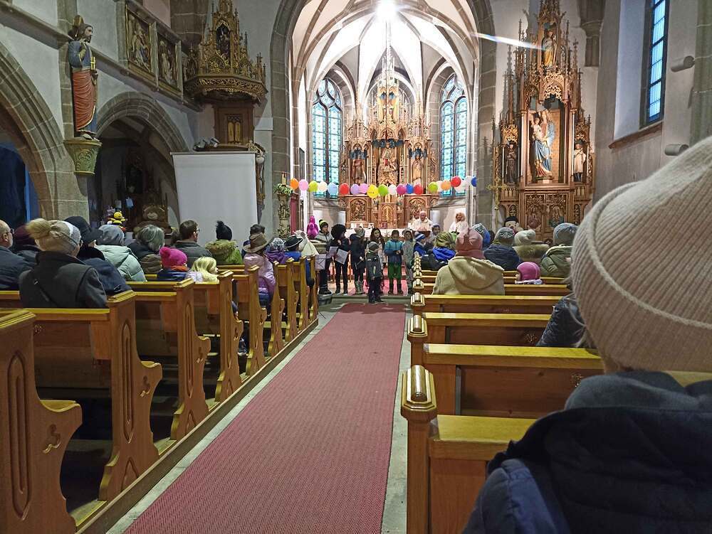 Geschmückter Altarraum