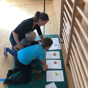 Kinder feiern Erntedank