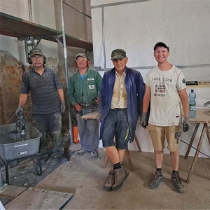 Rote Heuschrecke hilft