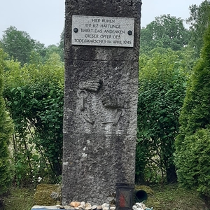 Der Weg führte auch an einem Mahnmal eines Todesmarsches vorbei