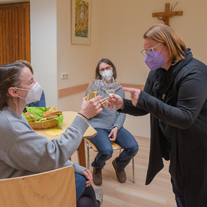 Bernadette Hackl, Pastoralassistentin und Wahlleitung verkündet im Pfarrheim das Ergebnis.