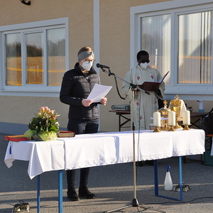 Am Vorplatz der Mehrzweckhalle