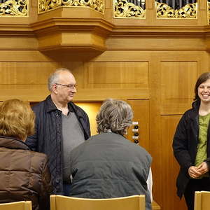 Franziska Leuschner und Wolfgang Kreuzhuber mit Teilnehmerinnen beim Ökumenischen Orgelseminar in Rutzenmoos