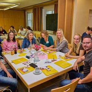 In Tischgruppen fand ein lebendiger Austausch statt.