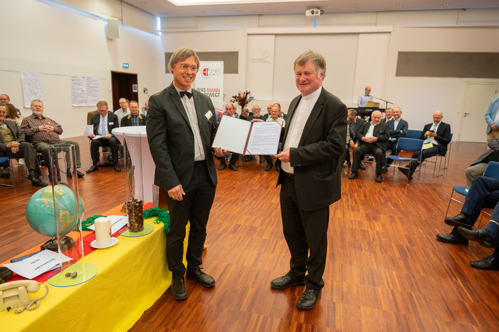 Das unterschriebene Leitbild der KMB mit Bischof Manfred und Diözesanobmann Bernhard Steiner, Bildungshaus Schloss Puchberg 21.10.2023