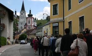 Die PilgerInnen auf dem Weg zur Basilika. / Foto: Diözese Linz