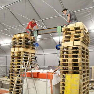 Exakte Positionierung des neuen Altars auf der Altarinsel