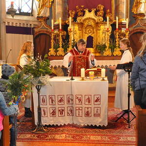 Palmweihe am Dorfplatz, Einzug in die Kirche zur Hl. Messe