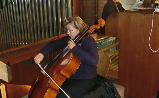 Frau spielt Cello