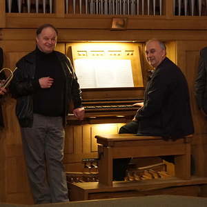 Rund um die Chororgel: das Raumklang-Ensemble.